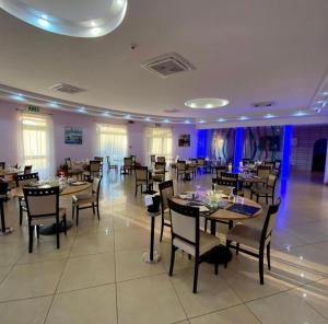a large dining room with tables and chairs at Pizzo Beach Club in Fondaco Vecchio