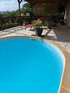 Bazén v ubytování Villa Schœlcher, vue sur mer a 3 min à pied, avec piscine nebo v jeho okolí