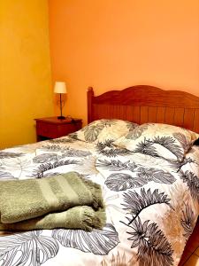 Una cama con un edredón con una manta encima en Gîte ღ La tour du Château ღ, en Aubignas