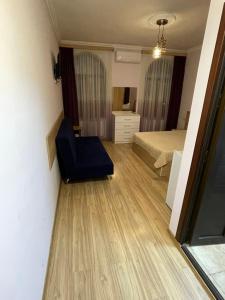 Voodi või voodid majutusasutuse DECCA Hotel toas