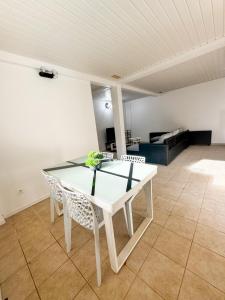 Stolní tenis v ubytování Appartement lilas nebo okolí
