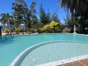 una grande piscina blu con alberi sullo sfondo di Rainy House By Serenity Sea House a Ban Khao Khwang (2)