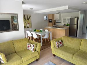 un soggiorno con due divani e una cucina di Spacious, 2 bedroom Townhouse in Noosaville Resort a Noosaville