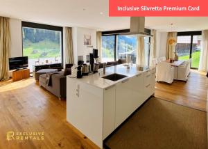 Příslušenství pro přípravu čaje a kávy v ubytování Schooren des Alpes Luxury Penthouses & Apartments with SPA & Pools close Ischgl