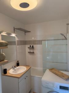 a bathroom with a sink and a shower at Suite Eden Spa, Appart'hôtel bien être , Patio de standing barbecue - TV XL CinéSport, Lit Q-Size, Wifi, P-Gratuit en Résidence in Avion