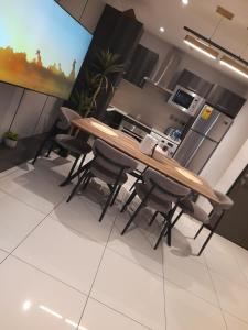 Kuchyň nebo kuchyňský kout v ubytování Luxury plus two bed room duplex embassy Gardens