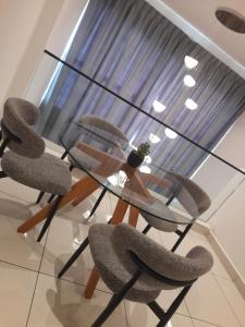 Posezení v ubytování Luxury plus two bed room duplex embassy Gardens