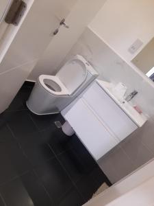 Koupelna v ubytování Luxury plus two bed room duplex embassy Gardens