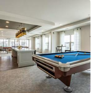 ein Billardzimmer mit einem Billardtisch darin in der Unterkunft Atlanta Beltline Luxury Double Suite in Atlanta + 46 Fotos