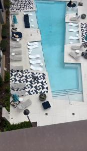 eine Draufsicht auf einen Swimmingpool mit Stühlen in der Unterkunft Atlanta Beltline Luxury Double Suite in Atlanta