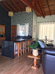 un soggiorno con un divano e un tavolo di Casa Casoli - Perfeita para família e amigos a Bueno Brandão