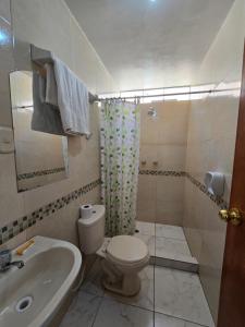 Koupelna v ubytování HOSTAL ACUARIUS PUNO