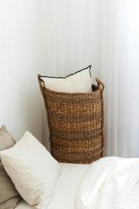 a wicker basket sitting on top of a bed at Villetta da Salvo 10 minuti da Capo Vaticano in Coccorino