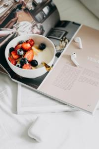a bowl of fruit sitting on top of a magazine at Villetta da Salvo 10 minuti da Capo Vaticano in Coccorino