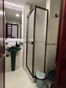 a bathroom with a shower and a sink at Duplex La Villa - Sogamoso Centro in Sogamoso