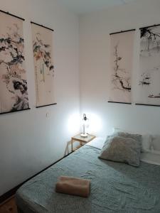 Un dormitorio con una cama con una toalla encima. en Tenerife Dreams Coffee&Bed, en Santa Cruz de Tenerife