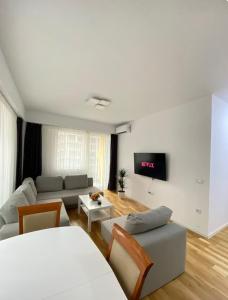 Μια τηλεόραση ή/και κέντρο ψυχαγωγίας στο Royal Apartment-FamilyHaven,Park,Modern and Luxury