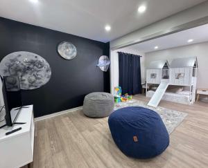 Una habitación infantil con una pared negra y una habitación con una cama. en Charming Family Retreat Near Parks Fire Pit & Games, en Decatur