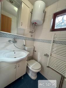 Et badeværelse på Villa Heritage - Old Town - PRIVATE GARAGE + 8 billeder