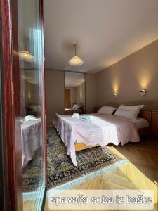 En eller flere senge i et værelse på Villa Heritage - Old Town - PRIVATE GARAGE