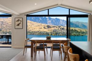 Fotografie z fotogalerie ubytování A Surprise on Sunrise! Panoramic Lake Views & Spa Pool v destinaci Queenstown