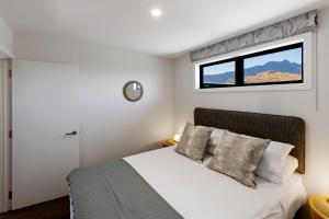 Fotografie z fotogalerie ubytování A Surprise on Sunrise! Panoramic Lake Views & Spa Pool v destinaci Queenstown + 12 fotografií