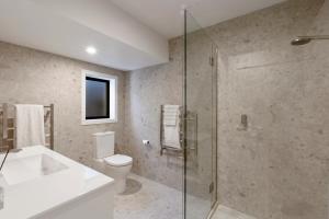 Bilik mandi di A Surprise on Sunrise! Panoramic Lake Views & Spa Pool