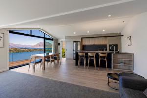 Dapur atau dapur kecil di A Surprise on Sunrise! Panoramic Lake Views & Spa Pool