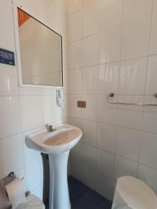 Bilik mandi di Hostal Julia