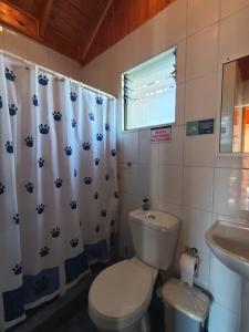 Bilik mandi di Hostal Julia