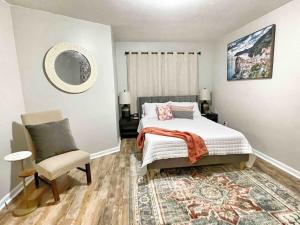 Ένα ή περισσότερα κρεβάτια σε δωμάτιο στο Decatur's Cozy Family Charm with Modern Touches