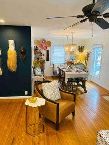 een woonkamer met een bank en een tafel bij A beautiful award winning bungalow in Indianapolis