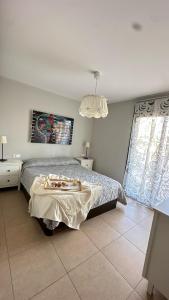Un dormitorio con una cama con una bandeja encima. en Apartamento de lujo en Residencial El Mocan, en Palm-mar