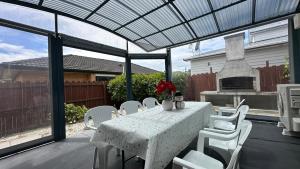 Balkoni atau teres di My castle house Manukau City 20 mins to Auckland Airport