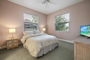 Marco Island Private Home on the Water في جزيرة ماركو: غرفة نوم مع سرير وتلفزيون بشاشة مسطحة +48 صورة