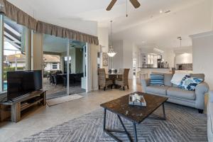 Marco Island Private Home on the Water في جزيرة ماركو: غرفة معيشة مع أريكة وتلفزيون