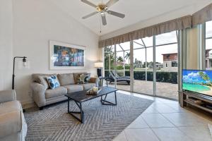 Marco Island Private Home on the Water في جزيرة ماركو: غرفة معيشة مع أريكة وتلفزيون