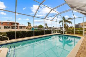 Marco Island Private Home on the Water في جزيرة ماركو: مسبح مطل على مبنى