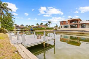 Marco Island Private Home on the Water في جزيرة ماركو: مرسى في جسم ماء مع منزل