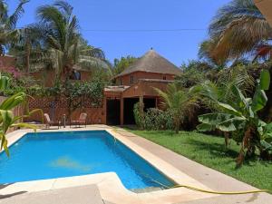 a swimming pool in the yard of a house at Villa Na aldiana in Sali Nianiaral
