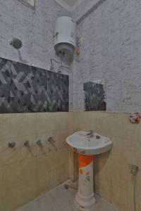 Ein Badezimmer in der Unterkunft Hotel Ramayan Premium Best Family Hotels with Free Pickup From Ayodhya Dham Railway Station