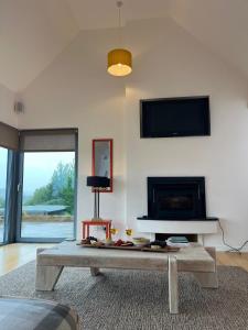 TV a/nebo společenská místnost v ubytování Lakeview Callow near Foxford, Swinford and Westport