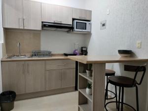 Nhà bếp/bếp nhỏ tại Apartment with a shared pool in a condominium