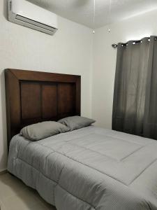 Giường trong phòng chung tại Apartment with a shared pool in a condominium