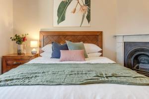 a bedroom with a large bed with a pink pillow at 2 mins walking to harbour bridge in Sydney