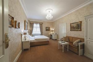 a hotel room with a bed and a couch at Pałac Gruszów in Świdnica