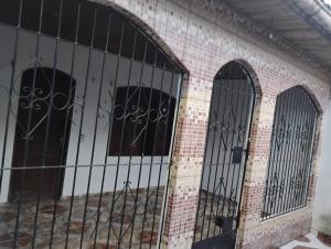 un gruppo di cancelli in un edificio di mattoni di Paracasa ad Ananindeua