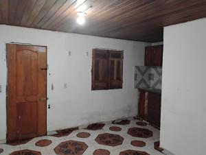 una stanza vuota con una porta e un muro bianco di Paracasa ad Ananindeua