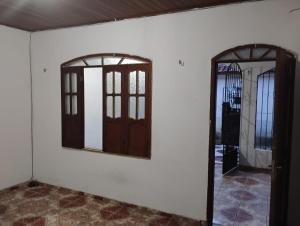 una stanza vuota con due porte e uno specchio di Paracasa ad Ananindeua