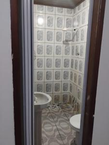 un bagno con un water e un lavandino di Paracasa ad Ananindeua